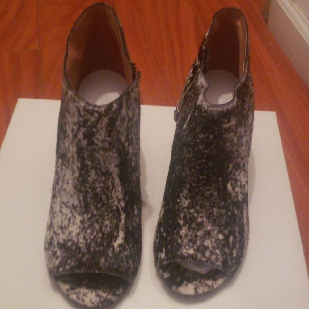 Ladies peek open toe shoes